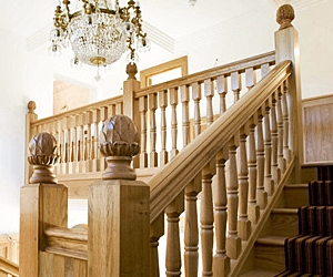 European oak staircase with decorative finials, case study 3