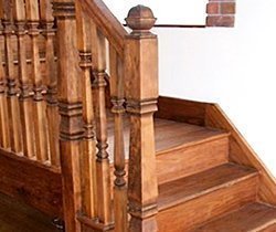 Traditional hemlock staircase by Pear Stairs