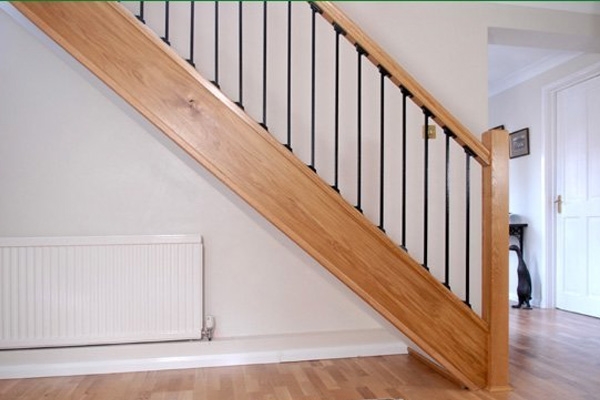 Straight oak staircase with black metal spindles 